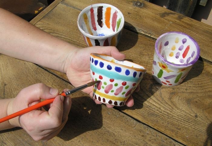 Hand-painting ceramics at Bencovje grunt